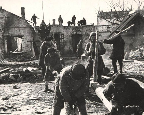 În anul 1944 la sfîrsitul războiului, de primii ani de pace, de munca grea și istovitoare, întreprinderea a fost reconstrută și restabilită.